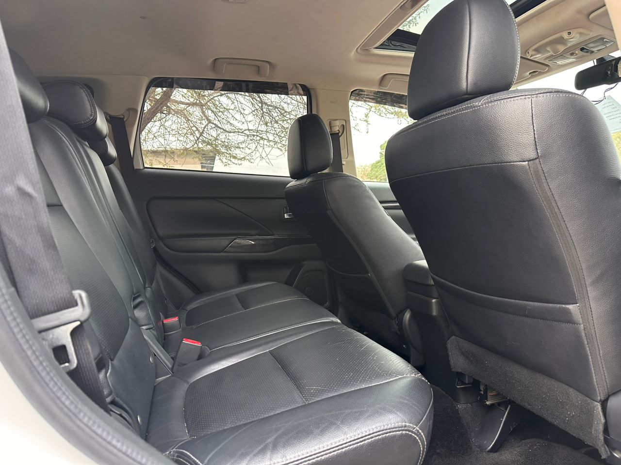 MITSUBISHI OUTLANDER thumbnail 4